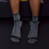 Pabllo Vittar combinou meia soquete e sandália de salto fino em look
