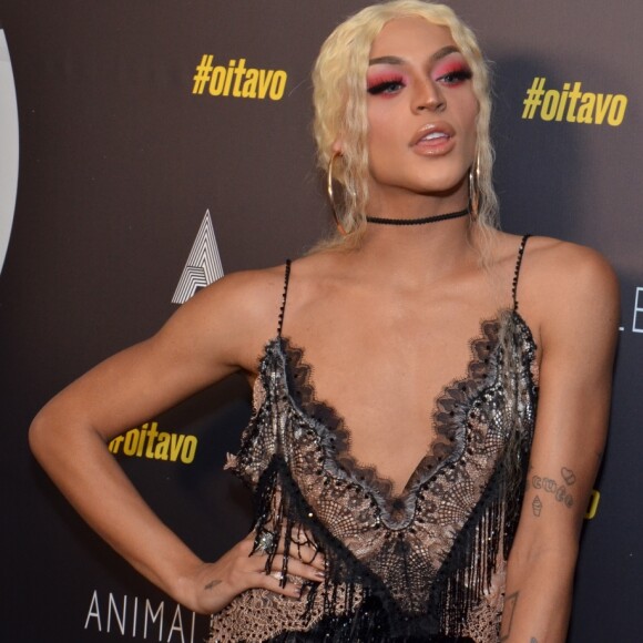 Pabllo Vittar usou vestido curto de seda e exibiu superdecote em evento