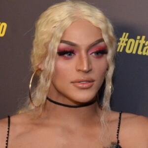 Pabllo Vittar aposta na tendência das sombras coloridas e adota lente de contato verde