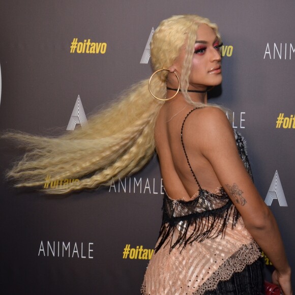 Pabllo Vittar jogos os cabelos frisados ao prestigiar o curta metragem #OITAVO, no cinema Roxy, em Copacabana, Rio de Janeiro, na noite desta quarta-feira, 6 de novembro de 2017 