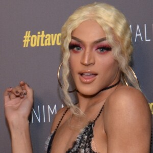 Pabllo Vittar brilha ao prestigiar o curta metragem #OITAVO, no cinema Roxy, em Copacabana, Rio de Janeiro, na noite desta quarta-feira, 6 de novembro de 2017 