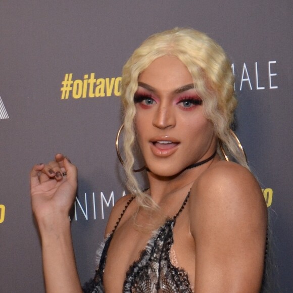 Pabllo Vittar brilha ao prestigiar o curta metragem #OITAVO, no cinema Roxy, em Copacabana, Rio de Janeiro, na noite desta quarta-feira, 6 de novembro de 2017 