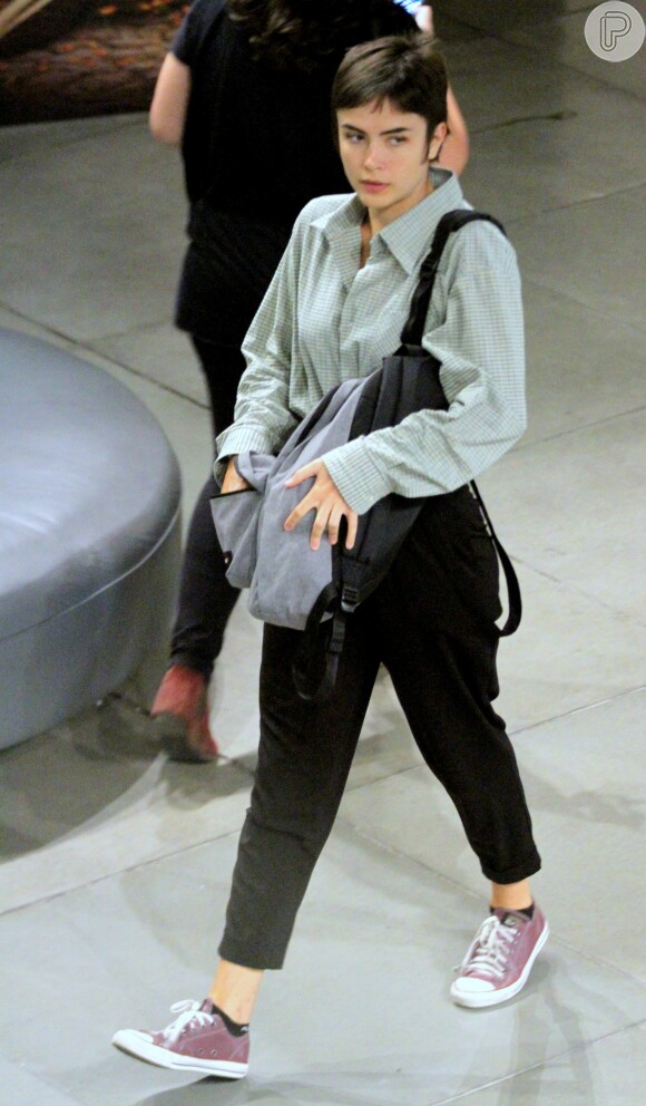 Maria Casadevall mudou de visual e exibiu cabelo curtinho para a série 'Ilha de Ferro'