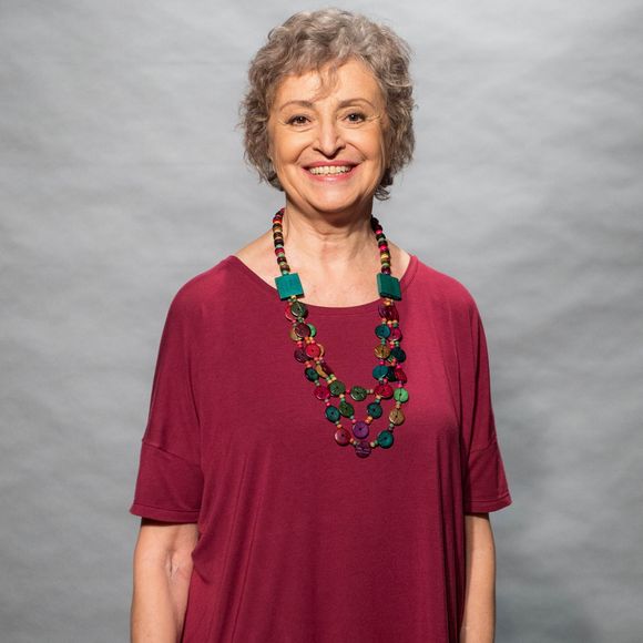 Adnéia (Ana Lucia Torre) desmaia ao ver Samuel (Eriberto Leão) com acessórios femininos, na novela 'O Outro Lado do Paraíso'