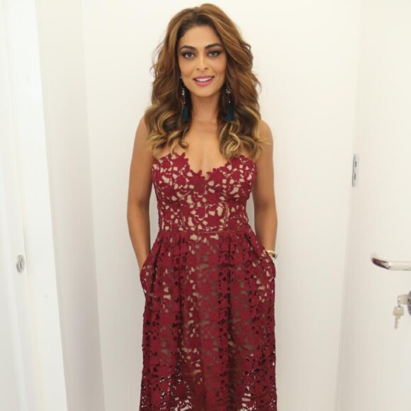 Juliana Paes escolheu um modelo de renda da marca Self Portrait para evento de beleza em 1º de dezembro de 2017
