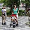 Luana Piovani gosta de caminhar com o filho nas ruas do Rio de Janeiro