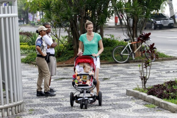 Luana Piovani gosta de caminhar com o filho nas ruas do Rio de Janeiro