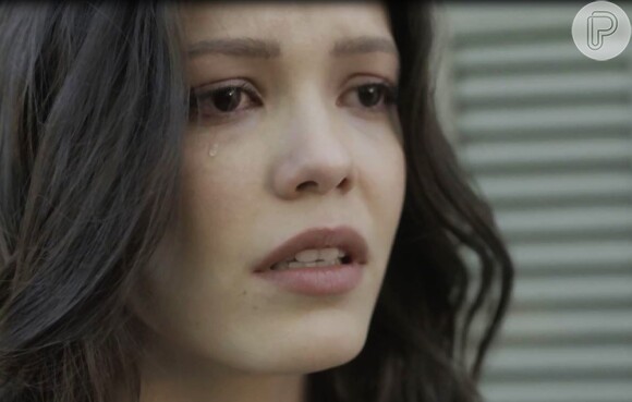 Chorando, Maria Vitória (Vitória Strada) jogará os restos mortais de Inácio (Bruno Cabrerizo) no mar, na novela 'Tempo de Amar'