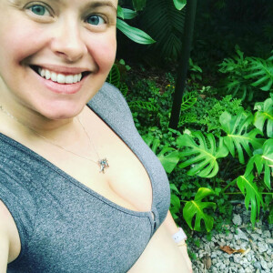 'Estou passando bastante creme à base de água pra hidratar bem a pele e não piorar as estrias que eu fique da gestação da Aurora', disse Mariana Bridi