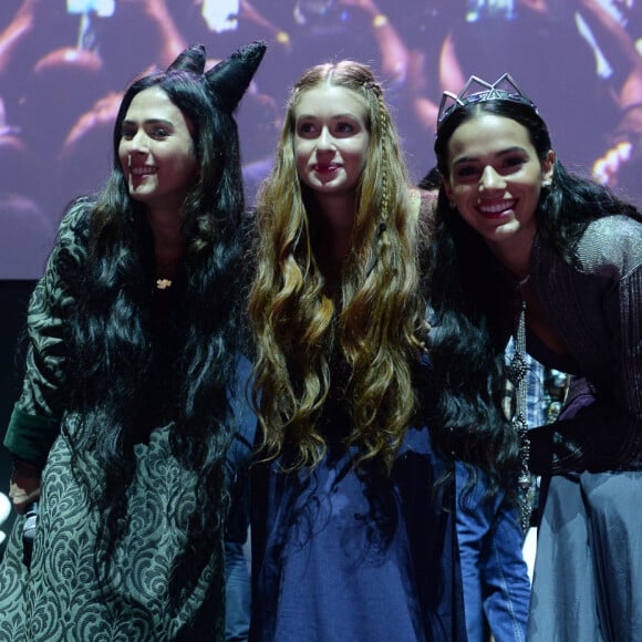 Tatá Werneck posa com Marina Ruy Barbosa e Bruna Marquezine na CCXP