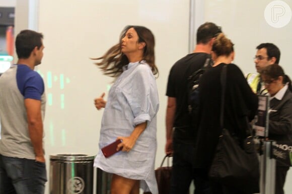 Grávida de 6 meses, Ivete Sangalo faz graça para paparazzo ao notá-lo em aeroporto