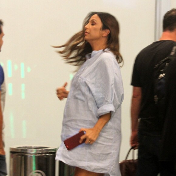 Grávida de 6 meses, Ivete Sangalo faz graça para paparazzo ao notá-lo em aeroporto