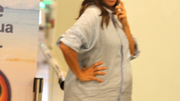 Grávida de 6 meses, Ivete Sangalo faz graça para paparazzo em aeroporto. Fotos!