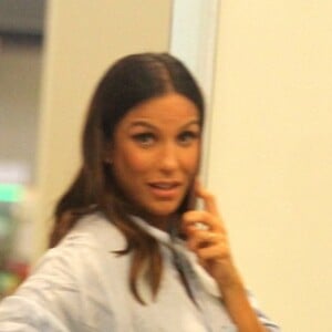 Ao telefone, Ivete Sangalo fez pose para o paparazzo