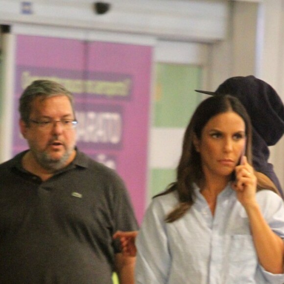 Grávida de 6 meses, Ivete Sangalo acaricia a barriga ao chegar em aeroporto