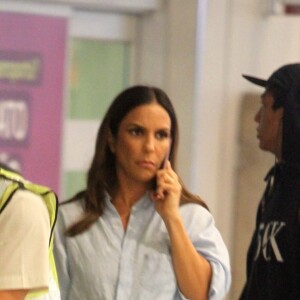 Grávida de 6 meses, Ivete Sangalo teve ajuda de um funcionário ao embarcar no Rio de Janeiro