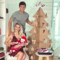 Karina Bacchi monta 1ª árvore de Natal com namorado, Amaury Nunes: 'Emoção'