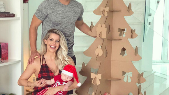Karina Bacchi monta 1ª árvore de Natal com namorado, Amaury Nunes: 'Emoção'