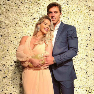 Karina Bacchi se declarou para o namorado, Amaury Nunes, em foto publicada no Instagram