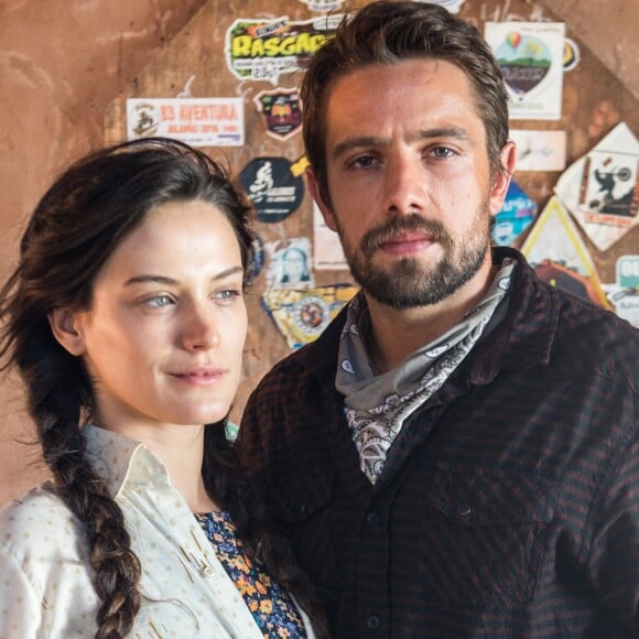 Clara (Bianca Bin) perdoa Renato (Rafael Cardoso) e ele a beija e jura ajudá-la em vingança contra todos que a fizeram mal, na novela 'O Outro Lado do Paraíso'