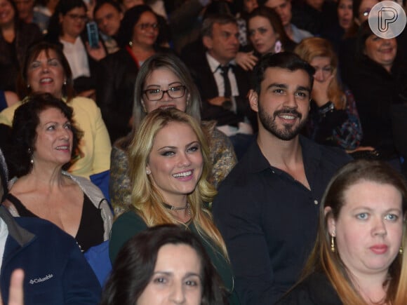 Ellen Rocche e Rogério Oliveira apareceram juntos pela primeira vez dia 1º de setembro de 2017 durante um show de Roberto Carlos