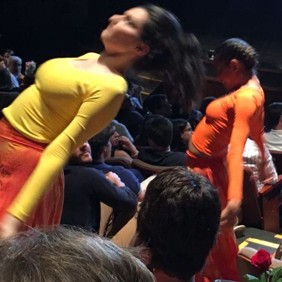 Discreto, Túlio Gadelha chegou 5 minutos após o espetáculo começar e sentou na escada do teatro para ver Fátima Bernardes dançar