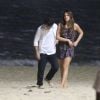 Bruna Marquezine e Gabriel Braga Nunes gravam cena romântica de 'Em Família' em praia no Rio