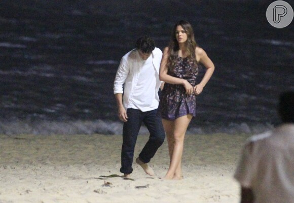 Bruna Marquezine e Gabriel Braga Nunes gravam cena romântica de 'Em Família' em praia no Rio