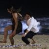 Bruna Marquezine e Gabriel Braga Nunes gravam cenas quentes de 'Em Família' em praia no Rio