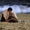 Bruna Marquezine e Gabriel Braga Nunes deitam na areia para fazer cena romântica para a novela 'Em Família'