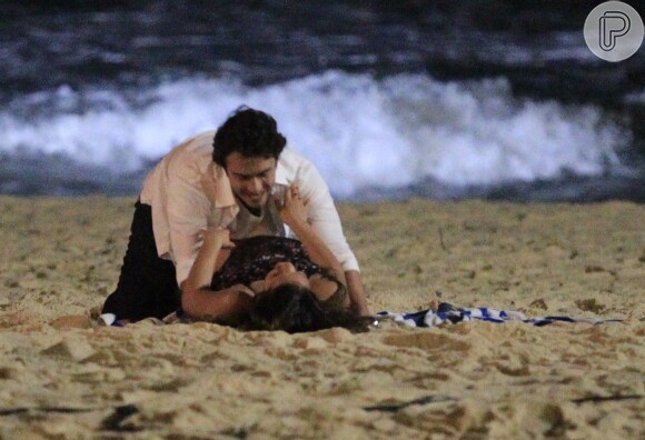 Bruna Marquezine e Gabriel Braga Nunes deitam na areia para fazer cena romântica para a novela 'Em Família'