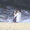 Bruna Marquezine e Gabriel Braga Nunes gravam cenas quentes de 'Em Família' em praia no Rio
