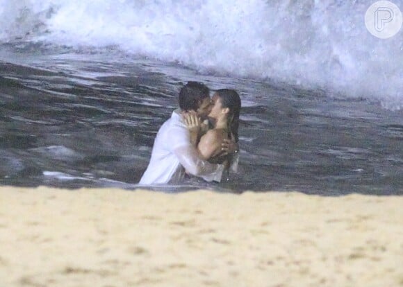 Bruna Marquezine e Gabriel Braga Nunes gravam cenas quentes de 'Em Família' em praia no Rio na noite desta quarta-feira, 21 de maio de 2014