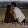 Bruna Marquezine grava 'Em Família' com Gabriel Braga Nunes em praia no Rio; os dois, que interpretam Luiza e Laerte na trama, dão beijo apaixonados em cena