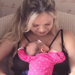 'No colinho da mamãe comemorando 3 meses de muita fofura. Só tenho a agradecer por mais esta benção em nossas vidas. Obrigada, meu Deus', disse Eliana