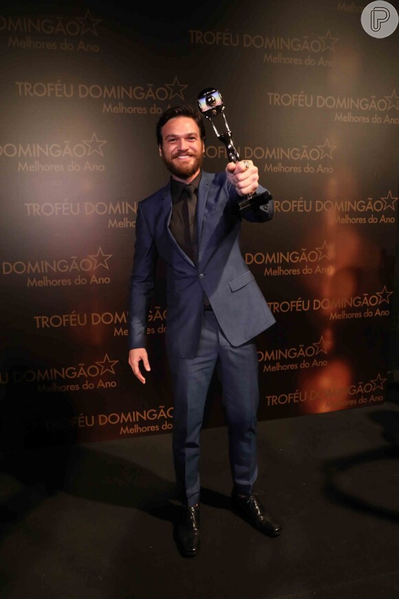 Emílio Dantas levou o troféu de ator coadjuvante no 'Melhores do Ano', do 'Domingão do Faustão', neste domingo, 10 de dezembro de 2017