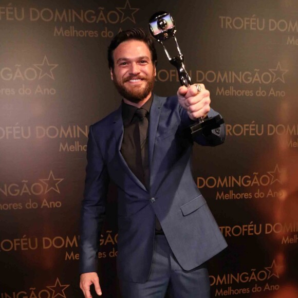 Emílio Dantas levou o troféu de ator coadjuvante no 'Melhores do Ano', do 'Domingão do Faustão', neste domingo, 10 de dezembro de 2017