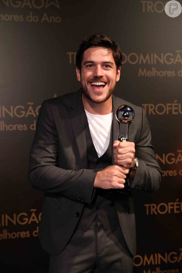 Marco Pigossi levou o troféu de melhor ator por seu desempenho na novela 'A Força do Querer' no 'Melhores do Ano', do 'Domingão do Faustão', neste domingo, 10 de dezembro de 2017
