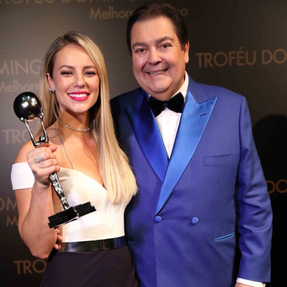 Paolla Oliveira levou o troféu de melhor atriz de novela no 'Melhores do Ano', do 'Domingão do Faustão', por seu trabalho como a policial Jeiza em 'A Força do Querer', neste domingo, 10 de dezembro de 2017