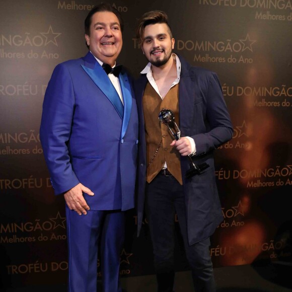Luan Santana posa com Faustão e seu troféu na categoria cantor no 'Mlegores do Ano' de 2017; É o seu 10º troféu na premiação!