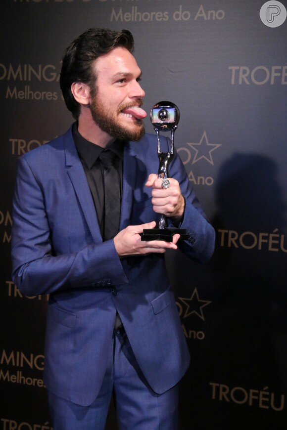 Emilio Dantas brincou ao receber o troféu de Melhor Ator Coajuvante no Melhores do Ano