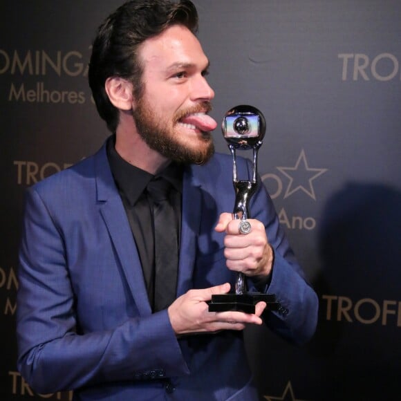 Emilio Dantas brincou ao receber o troféu de Melhor Ator Coajuvante no Melhores do Ano