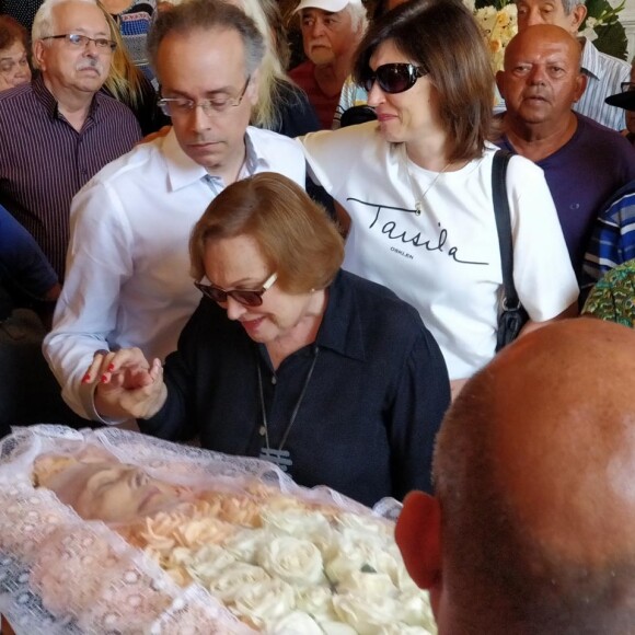 Nicette Bruno se emocionou ao comparecer ao velório de Eva Todor, ao lado da filha Beth Goulart