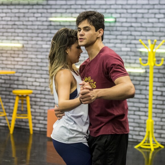 Lucas Veloso brincou sobre a viagem que a namorada, Nathalia, vai fazer: 'Tudo começa com um passeio, depois a gente vai conversando. Dona Laudiceia morou 22 anos no Rio de Janeiro, foi passear e conheceu o painho, olha eu aí, ó!'