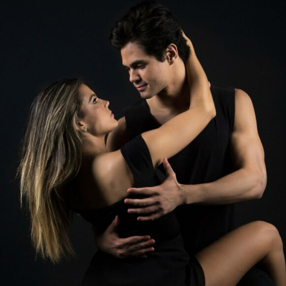 A bailarina Nathalia elogiou o namorado, Lucas Veloso: 'Depois que a gente vê que a pessoa é legal, bacana, gente boa. Ele é super príncipe, se eu tô no chão, ele dá a mão para eu levantar, abre a porta do carro, puxa a cadeira'