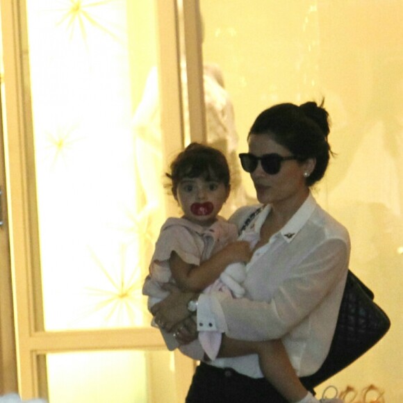 Mãe e filha se divertiram durante o passeio no shopping Village Mall, na Barra da Tijuca