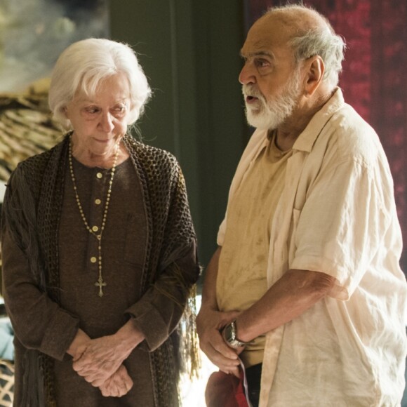 Josafá (Lima Duarte) é preso após mirar em Sophia (Marieta Severo) e acertar tiro em Cido (Rafael Zulu), no capítulo que vai ao ar segunda-feira, dia 18 de dezembro de 2017, na novela 'O Outro Lado do Paraíso'