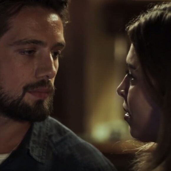 Renato (Rafael Cardoso) fala com Lívia (Grazi Massafera) que Cido (Rafael Zulu) teve suas despesas pagas por Sophia (Marieta Severo), no capítulo que vai ao ar quinta-feira, dia 21 de dezembro de 2017, na novela 'O Outro Lado do Paraíso'