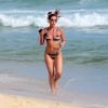 Luiza Possi exibiu boa forma em dia de praia no Rio de Janeiro nesta segunda-feira, 11 de dezembro de 2017