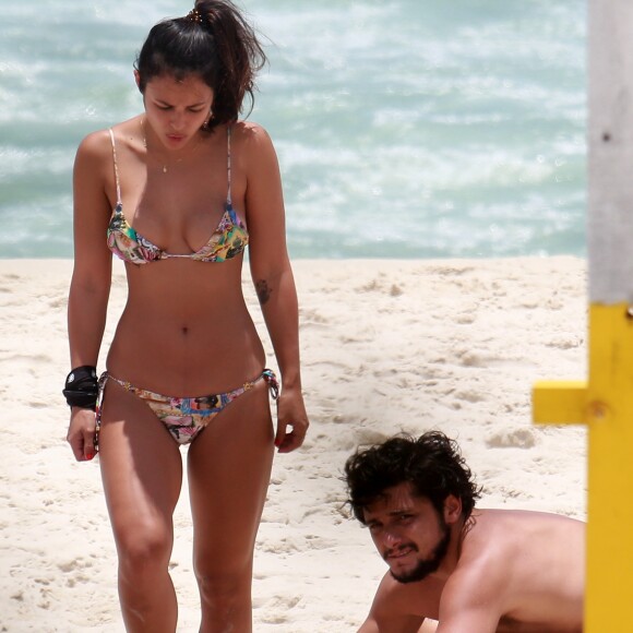 Yanna Lavigne foi clicada na praia com Bruno Gissoni nesta segunda-feira, 11 de dezembro de 2017